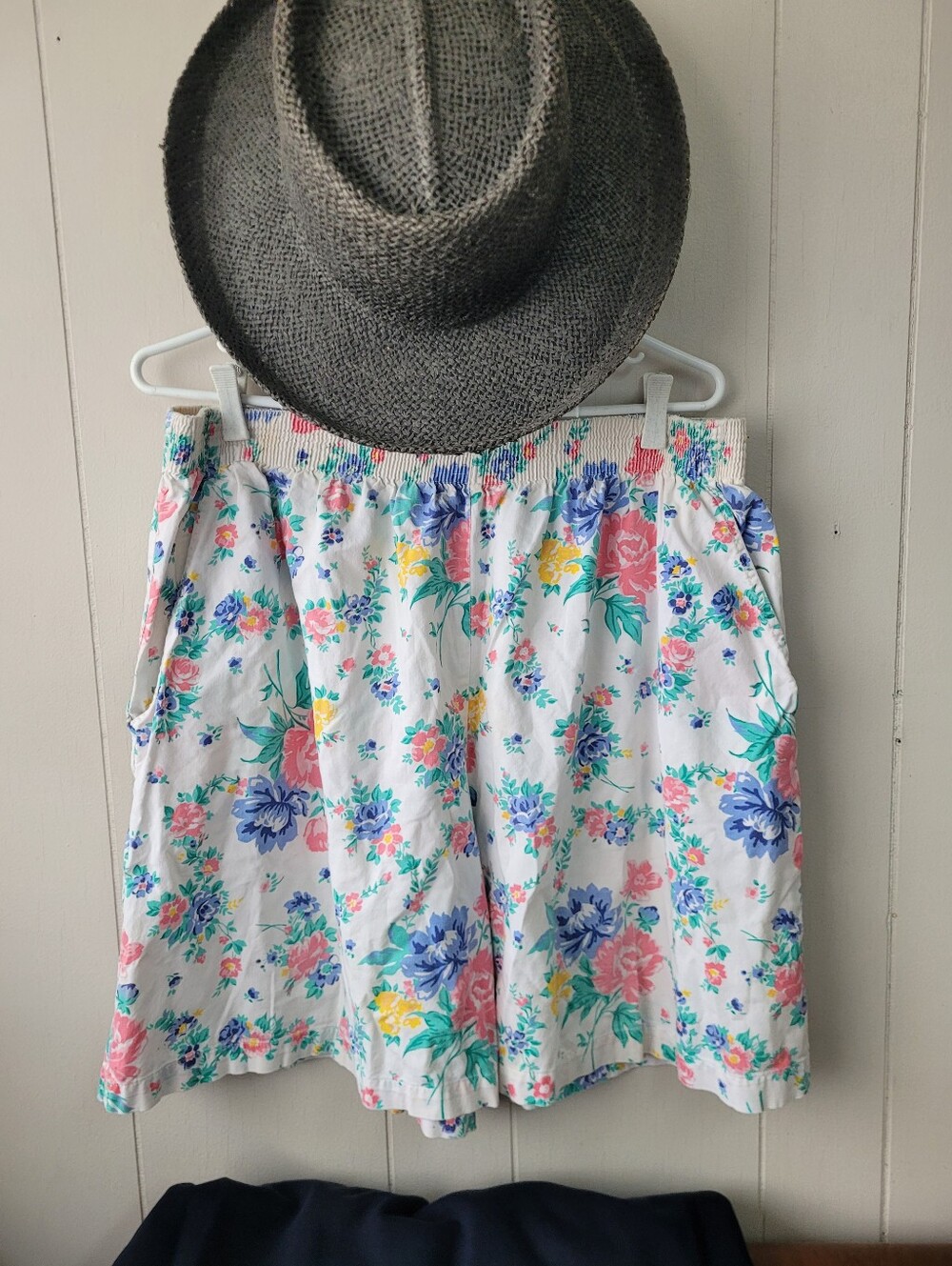 Floral Elastic-Waist Shorts in White with Florals Cotton Vintage Pockets
